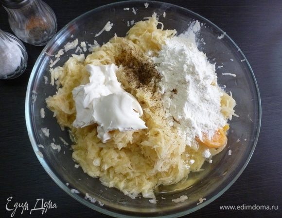 Приготовить тесто для драников. Картофель натереть на терке вместе с луком. Добавить сметану, небольшое куриное яйцо и муку.