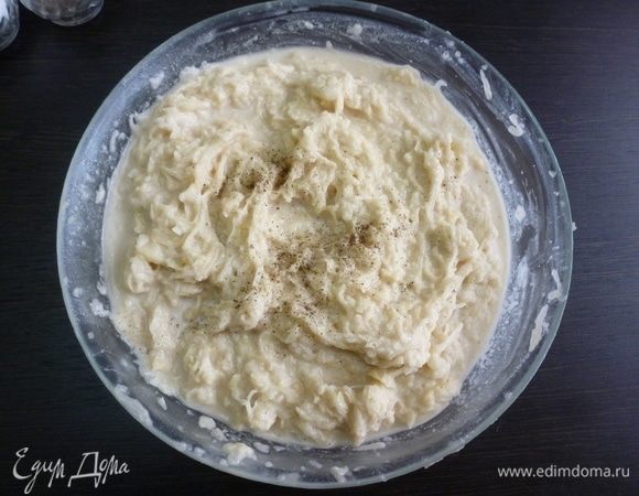 Вот такое получается тесто. Посолить и поперчить по вкусу.