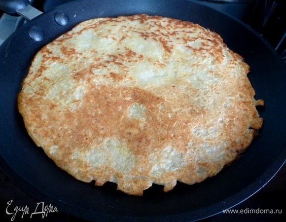 Жарить блинчики-драники на хорошо разогретой сковороде с двух сторон.