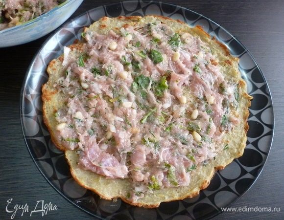 На блинчик-драник тонким слоем распределить фарш.