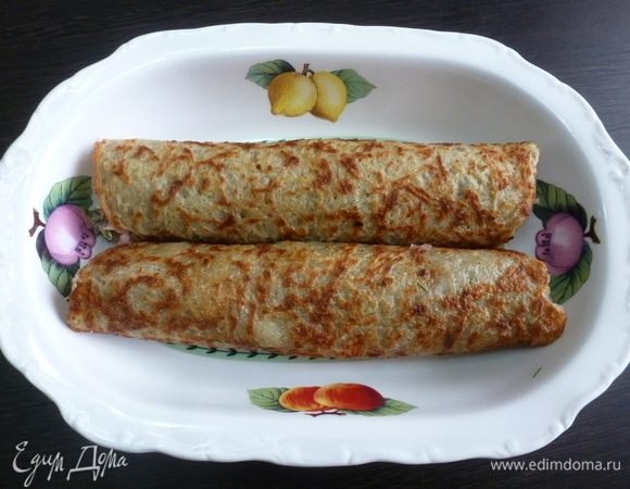 В форму кладем рулетики-драники с куриным фаршем швом вниз.