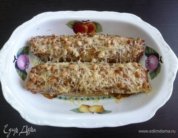 Запекаем в духовке 40–50 минут при температуре 190°C. Если у вас железная форма (или противень), то духовку предварительно разогреть и запекать по времени минут 30–35. У меня форма керамическая, и я ее ставила в холодную духовку, поэтому время запекания у меня больше, чем обычно. Но все равно ориентируйтесь на свою технику!