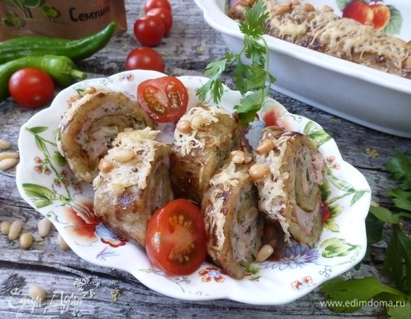 Рулеты-драники с куриным фаршем и кедровыми орешками готовы. Уверяю, все будут довольны. Приятного аппетита!