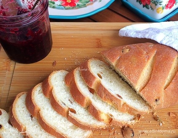 Кисель: в стакане смешать воду, сахар и крахмал. Готовый горячий хлеб переложить на решетку и смазать киселем. Кисель придаст батону блеск и мягкую корочку.