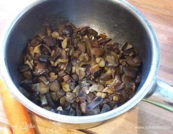 Грибы у меня лесные, смешанные: подосиновики, белые, маслята, маховички, подрешетники и еще козляки. Я их очистила, нарезала и обжарила (можно и отварить).