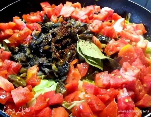 Выложить грибы, нарезанные на кусочки помидоры (очистить их от кожицы по желанию), соль, сахар, остальные специи и влить стакан воды.