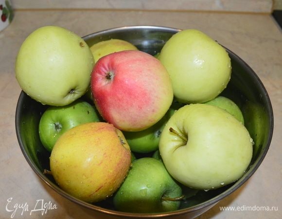 Для начала яблоки необходимо промыть и высушить.