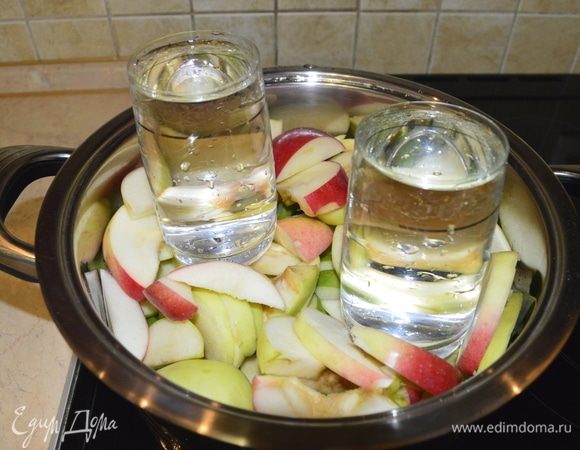 В кастрюлю с яблоками добавляем холодную воду.