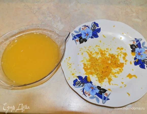 Выжать сок одного апельсина и лимона, а также натереть их цедру на терке.