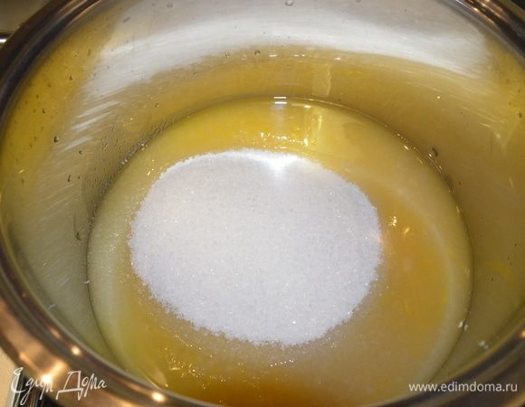 Соединить все соки (лимонный, апельсиновый и яблочный) с сахаром. Пять минут варить. Необходимо, чтоб весь сахар растворился. Сахар регулируйте на свой вкус и в зависимости от сорта яблок.