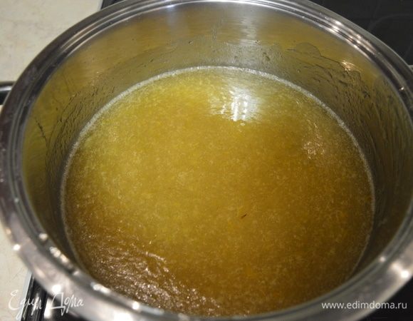 После готовности сиропа в кастрюлю добавить яблочное пюре и цедру цитрусов.