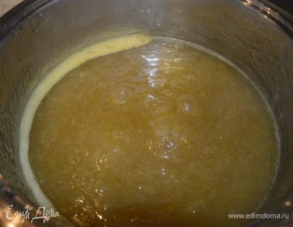 Варить 25–30 минут на среднем огне, периодически помешивая, чтобы не подгорело, и не забывая убирать пенку. Если хотите, чтобы повидло стало еще темнее, варите его на 10 минут дольше.