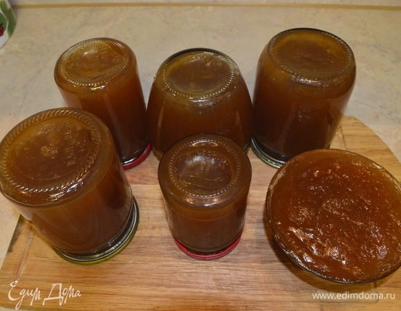 Как только повидло приготовилось, разливаем его в стерилизованные банки, закрываем и переворачиваем. Банки накрыть (теплыми вещами или одеялом) и оставить остывать до следующего дня. Приятного чаепития!