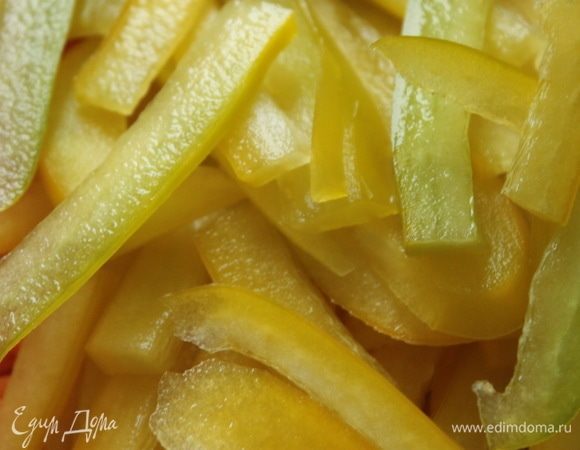 Перец нарезать соломкой и бланшировать 2 мин. Достать из воды.