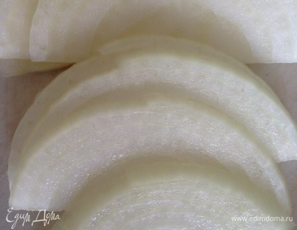 Лук нарезать полукольцами и бланшировать 2 мин. Достать. Смешать в миске все овощи. На дно стерилизованных банок положить по 2 горошины перца и четвертинку зубчика чеснока. Заполнить банку овощами.