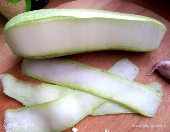 Молодой кабачок нарезать слайсами.