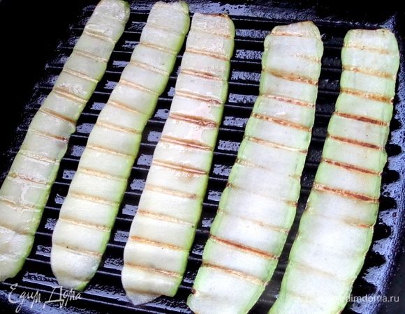 Через 3–5 минут перевернуть.