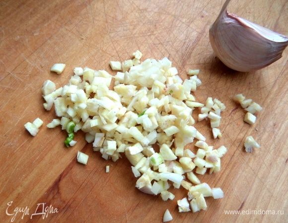 Чеснок измельчить.