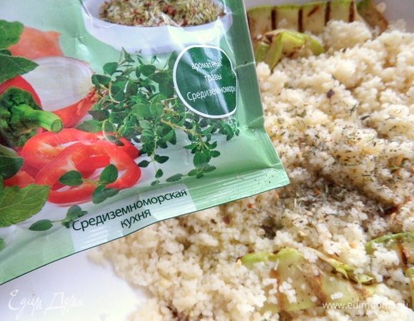 Посыпать смесью трав и мятой.