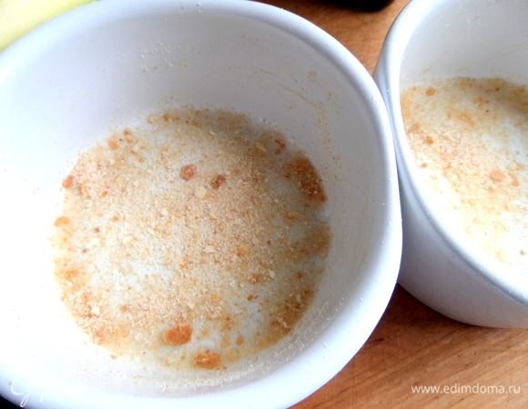 А можно запечь в духовке. Для этого формочки смазать маслом и посыпать сухарями.