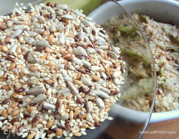 Если семечки необжаренные, посыпать блюдо ими перед тем, как поставить в духовку. Если жареные, то можно сделать это перед подачей.