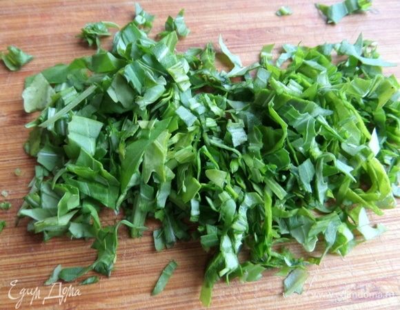 Нарезать зелень.