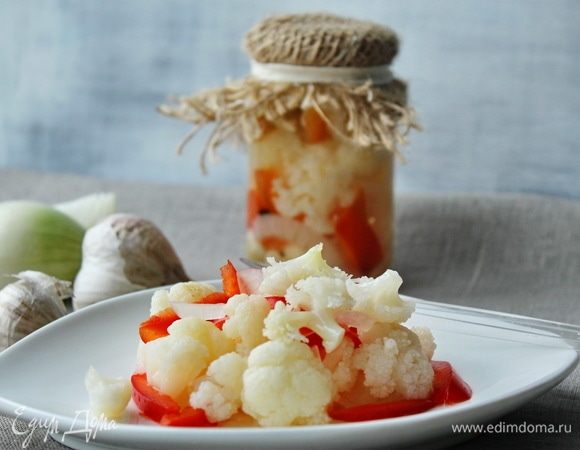 Для маринада смешать воду, уксус, растительное масло, соль, сахар, довести до кипения. Горячим маринадом залить овощи, закатать.