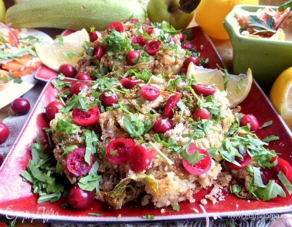 Посыпаем блюдо клюквой и руколой.