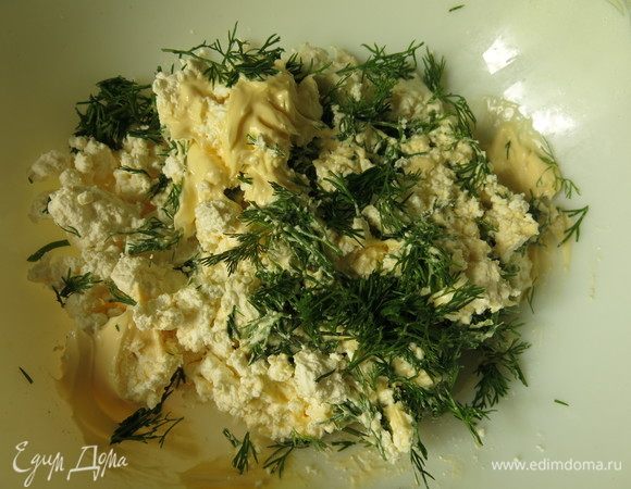 Нарезаем укроп и кладем к творогу со сметаной.