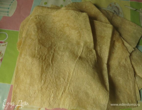 Нарезаем лаваш. Если лаваш небольшой, используем 6 штук целиком.