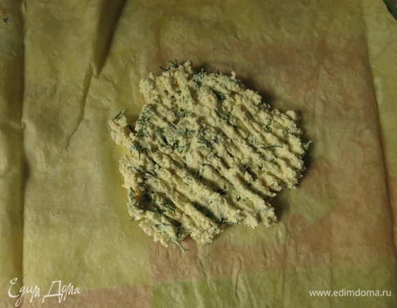 Выкладываем начинку посередине.