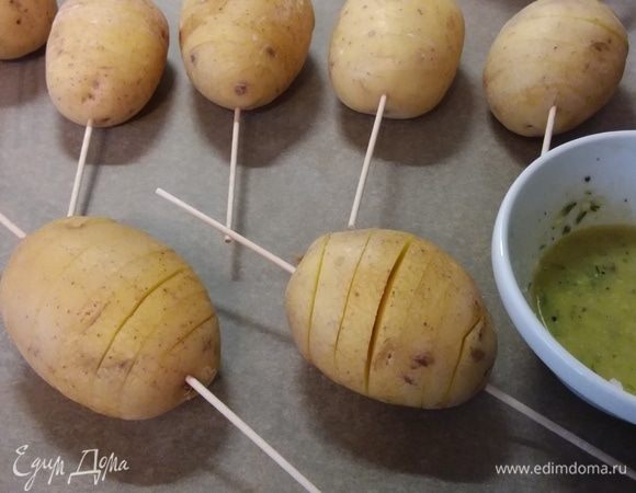 Нам понадобятся деревянные шпажки (если картофель будет готовиться на гриле, то их нужно сначала замочить в воде или использовать шампур). Картофель тщательно вымыть (выбирайте корнеплоды одинаковой величины). Нанизать картофель на шпажки (продвигается он с трудом, я использовала железную толстую иглу, чтобы «проложить путь»). Теперь острым ножом надрезать картофель по спирали. Так он не распадется. Продолжайте резать спирали, пока картофель не будет полностью разрезан. Приготовить смесь из растопленного сливочного и оливкового масла, соли, перца, листиков тимьяна и мелко рубленного чеснока.
