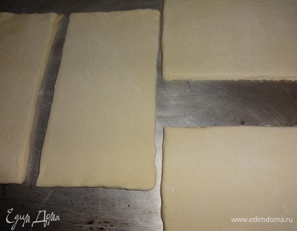 Пласты теста выложить на противень и поставить в духовку, разогретую до 180°C, на 20–25 минут. Яйца отварить, остудить, очистить.