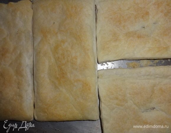 Готовые пласты для торта остудить до комнатной температуры.