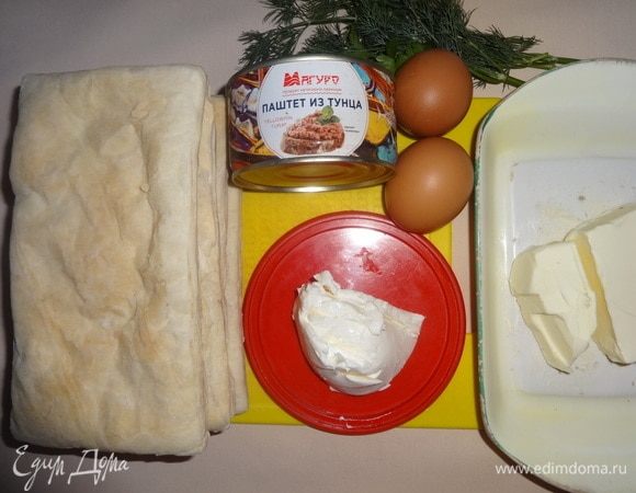 Пока остужаются коржи, подготовить все остальные продукты. Достать из холодильника сливочный сыр и сливочное масло, открыть паштет из тунца ТМ «Магуро».