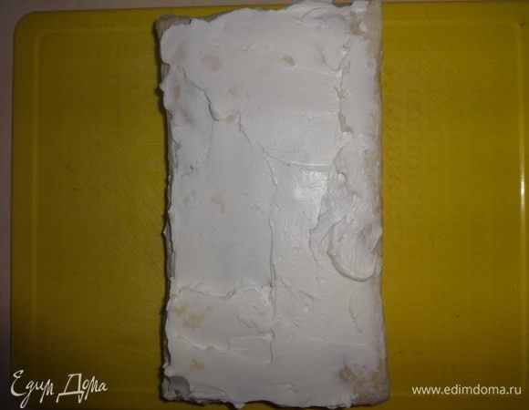 Один корж смазать сливочным сыром.