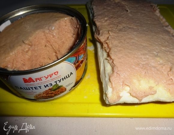 Второй корж смазать паштетом из тунца от ТМ «Магуро».