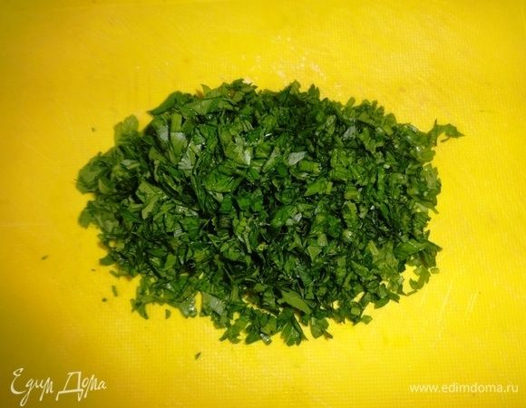 Зелень вымыть, обсушить, мелко нарезать.