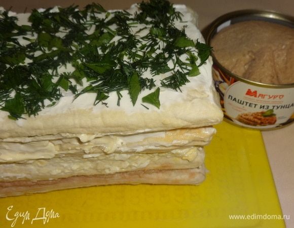 Собрать закусочный торт в таком порядке: корж с паштетом из тунца, на него корж с яичной массой, далее корж с маслом, и последним — корж со сливочным сыром. Посыпать торт зеленью. Дать постоять 10–15 минут.