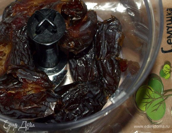 Финики ТМ «Семушка» промыть и удалить косточки. Положить в чашу блендера.