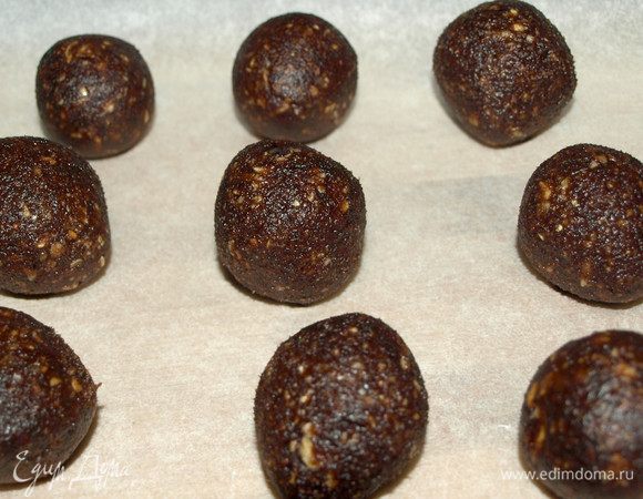 Формируем шарики и отправляем в холодильник на 1 час. При необходимости слегка смочить руки теплой водой. Можно сделать вечером и оставить до утра в холодильнике.