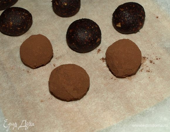 Обваливаем шарики в какао.