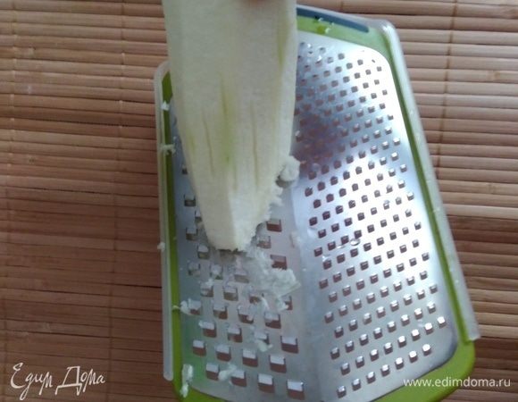 Цукини очистить от кожуры и натереть на мелкой терке.