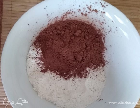 В миске смешать муку, какао, соль и соду. Просеять.