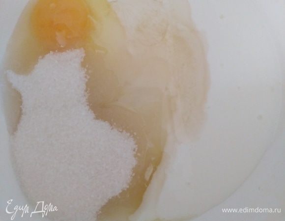 В другой миске смешать до однородности яйцо, масло, сахар и кефир.