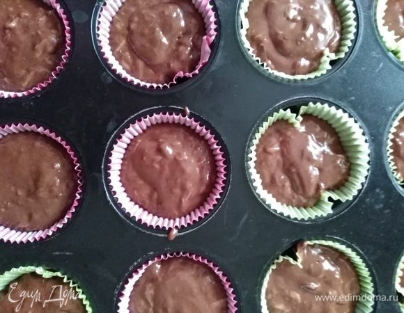 Формочки смазать растительным маслом или выстелить бумажными капсулами. Выпекать 20-25 минут до готовности.