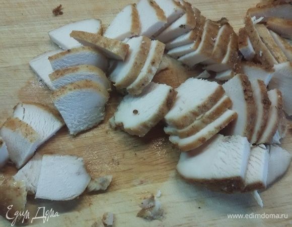 Куриную грудку запечь в духовке, остудить. Нарезать кусочками.