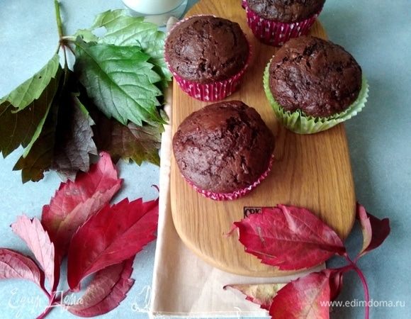 Готовые маффины нечто среднее между брауни и бисквитом, невероятно нежные и супер шоколадные! Дети однозначно будут просить вас повторить эту вкусную ссобойку.