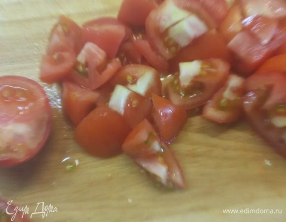 Помидоры нарезать крупными кусками.