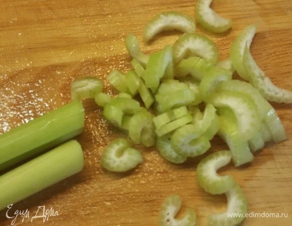 Стебли сельдерея нарезать кольцами.